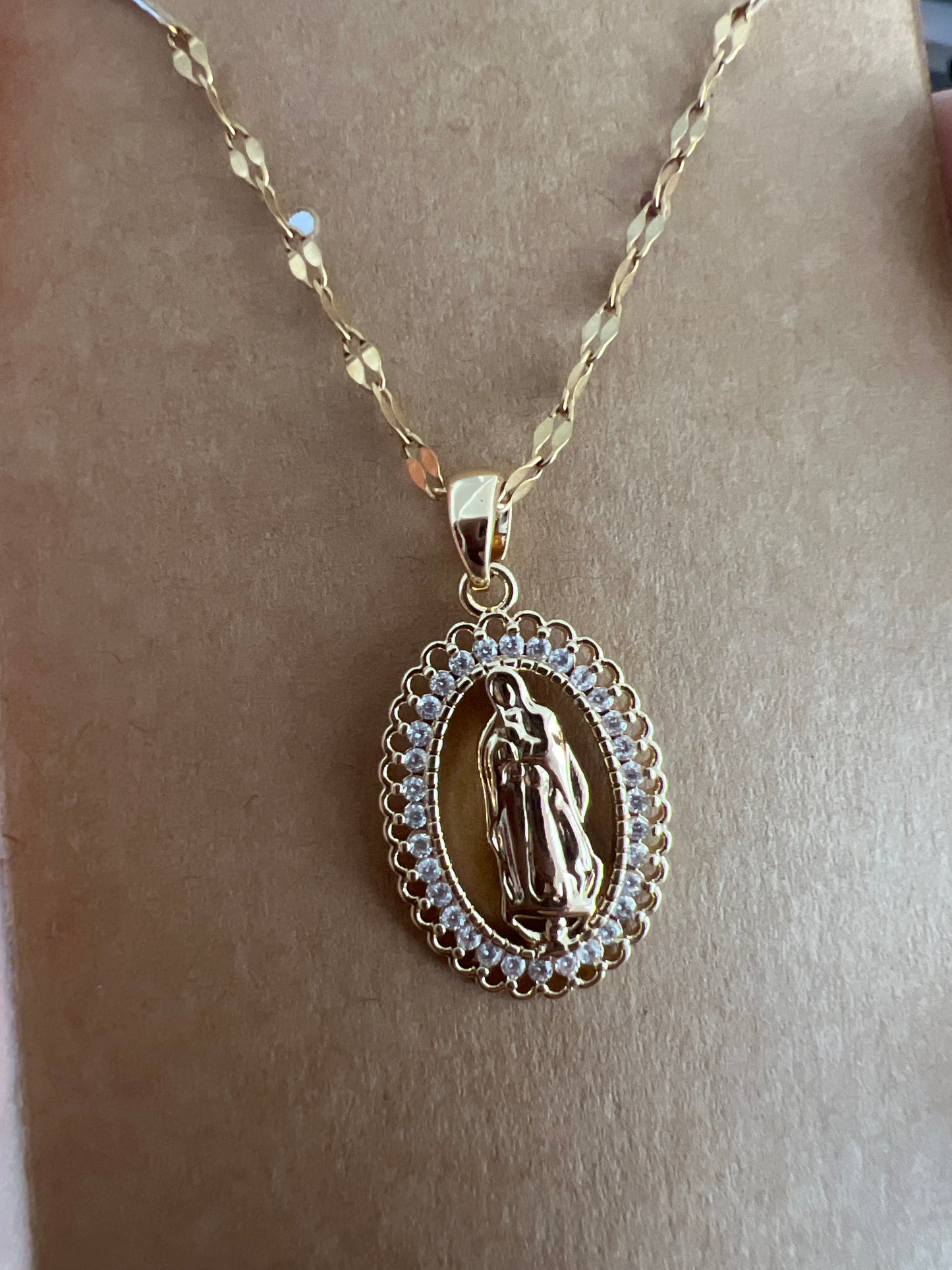 Collar Cadena de virgen ovalada