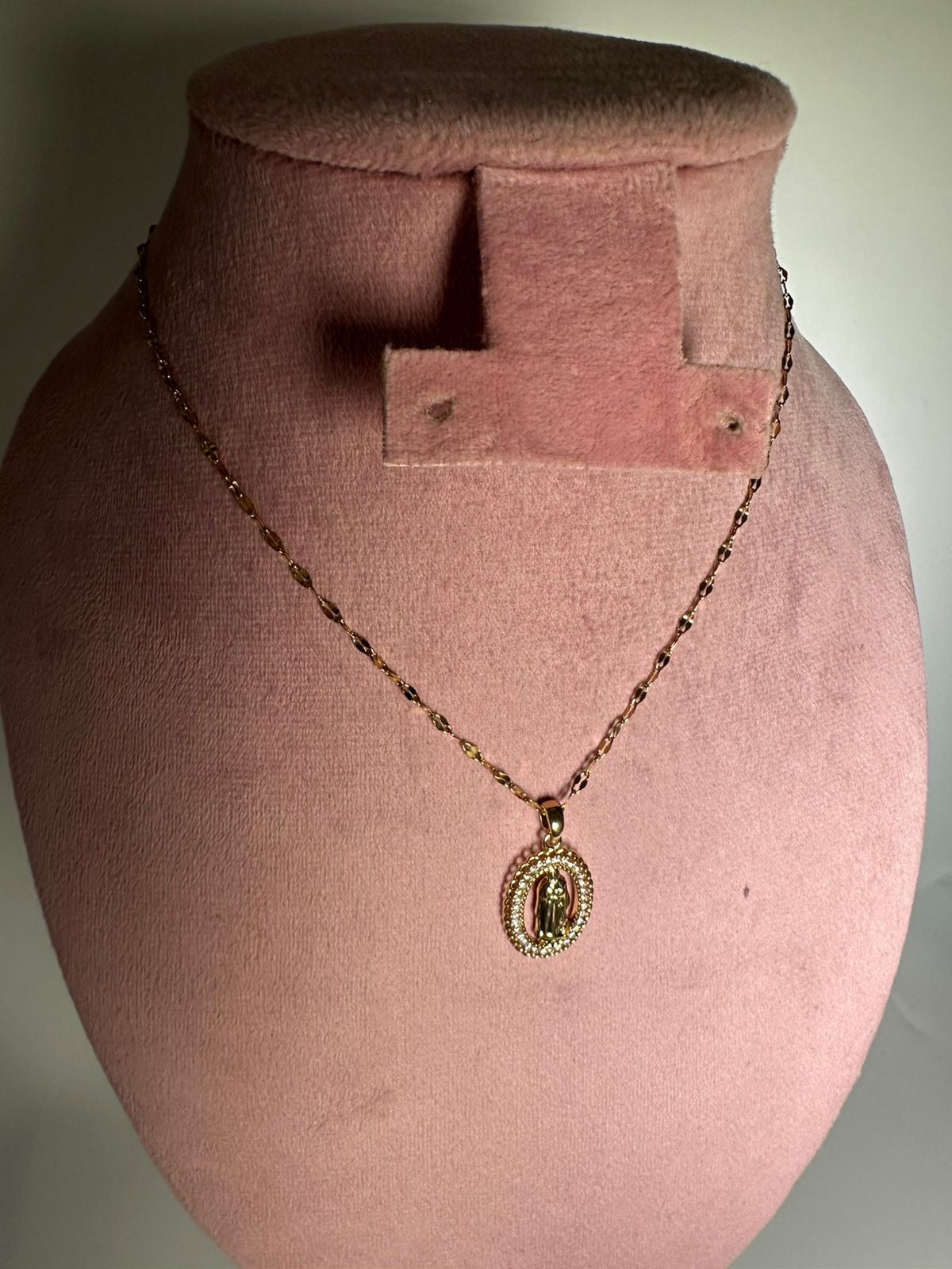 Collar Cadena de virgen ovalada