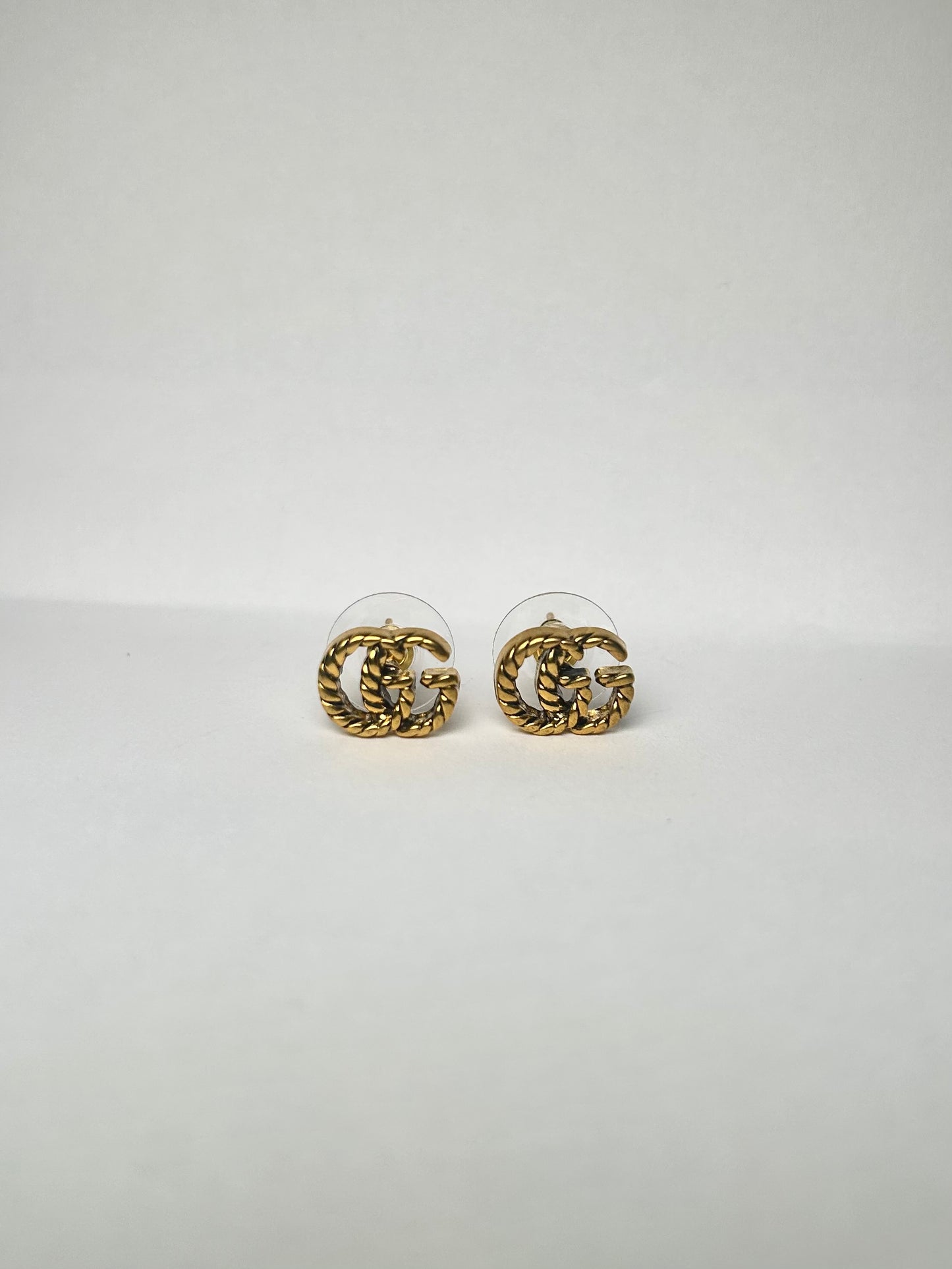 Aretes gg dorado